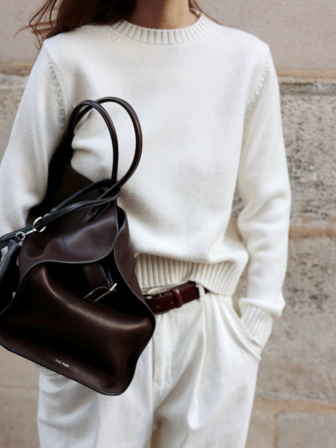 Total look blanc cass + sac XL en cuir marron = le bon mix