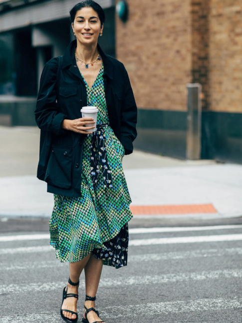 Rien de tel qu'une veste casual monochrome pour rchauffer une robe fluide imprime !