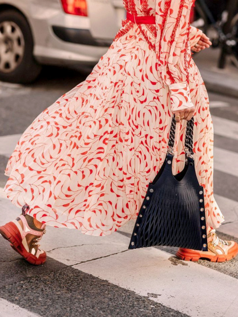 Robe longue ultra fluide + baskets massives = le bon mix