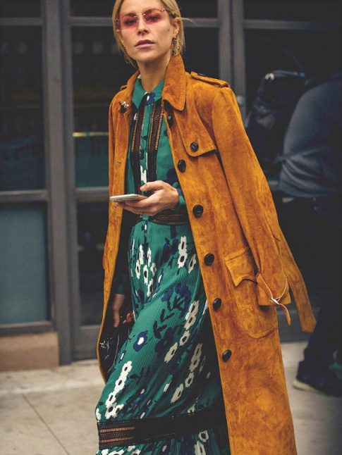 Longue robe verte + trench en daim fauve = le bon mix