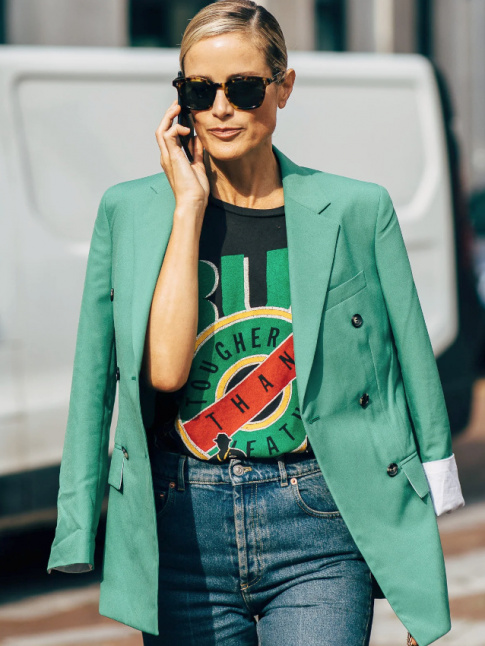 Blazer vert menthe + tee-shirt fantaisie noir et vert = le bon mix