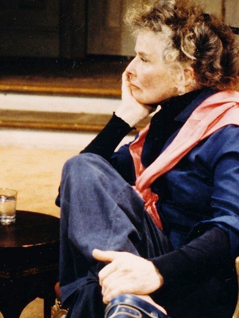 On piquerait bien  Katharine Hepburn ses sabots bleu marine !