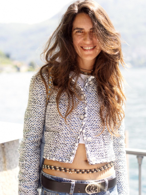Rien de tel qu'une chevelure joyeusement dsinvolte pour accompagner une petite veste Chanel !