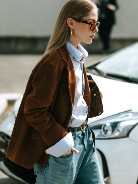 Mlant veste en daim, maxi lunettes de soleil et jean un brin trop grand, ce look a tout bon !