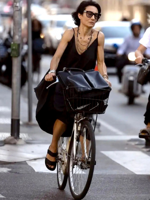 Total look noir + nergie estivale = le bon mix