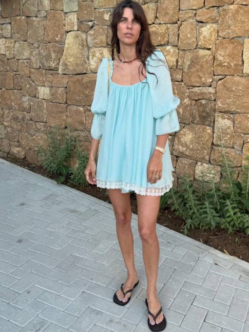 Traite avec fracheur et simplicit, la mini-robe turquoise gagne en charme