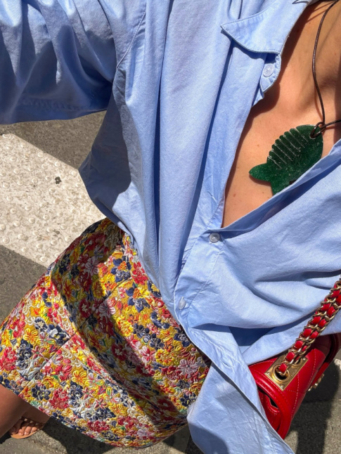 Oui au duo chemise ample/mini-jupe sophistique !