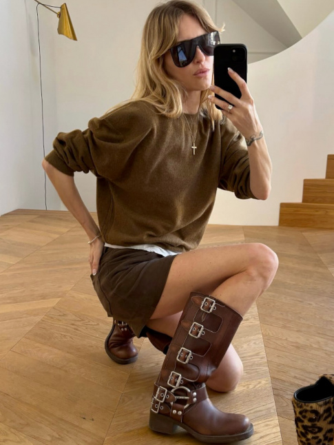 Boots motardes + mini jupe + pull fin col rond = le bon mix
