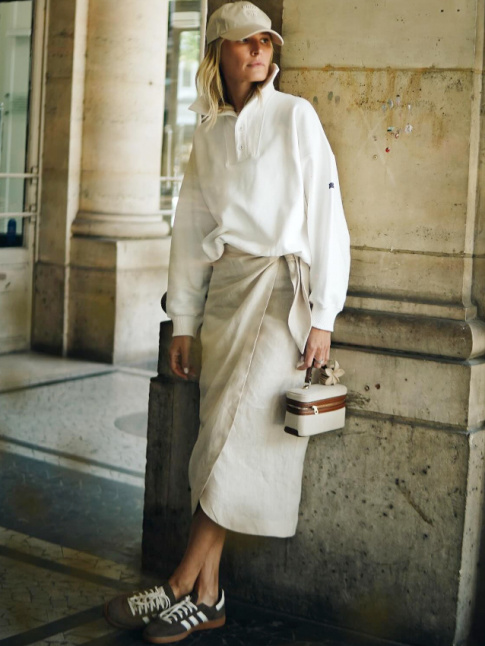 Oui  l'incursion d'une pice fminine au sein d'un look sporty !