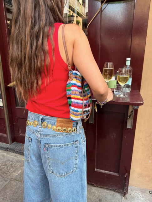 Plus la tenue est simple, plus les accessoires peuvent se faire originaux !