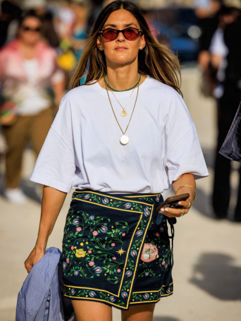Jupe brode + tee-shirt blanc = le bon mix