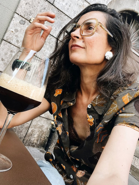 Immenses lunettes de vues + chemisette imprime + soutien-gorge en dentelle = le bon mix
