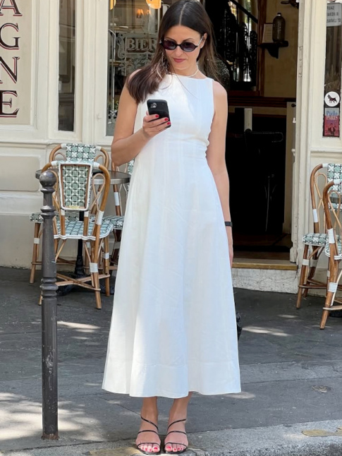 Mlant lgance estivale et coupe accentuant la verticalit de la silhouette, cette robe blanche a tout bon !