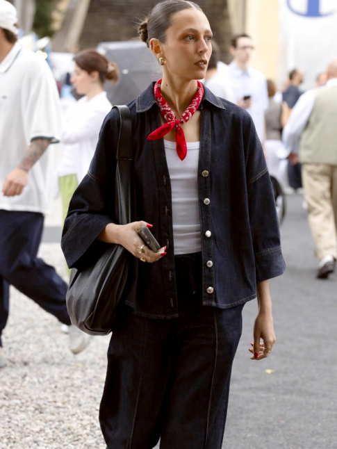 Le bandana rouge : le parfait exhausteur de look !