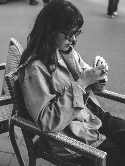 Maxi paire de lunettes de soleil + veste en jean un peu trop grande + frange = le bon mix