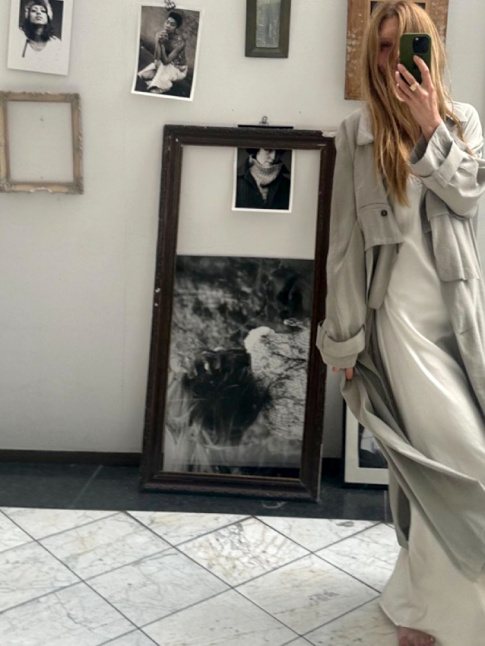 On ne se lasse pas du tandem long trench/robe nuisette !