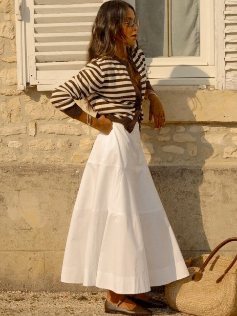 Mlant rayures moelleuses, jupe ample blanche et ballerines marron, ce look a tout bon !