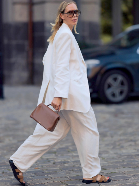 Costume oversize + accessoire en cuir marron = le bon mix