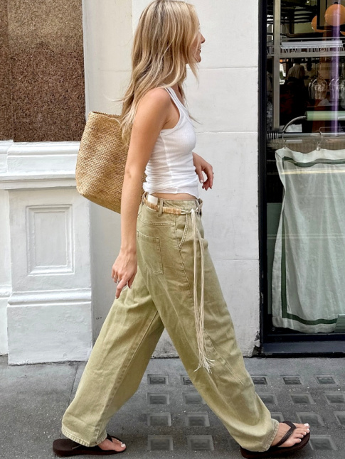 Le marcel blanc : le meilleur ami des pantalons larges !