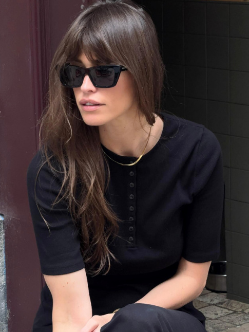 Rien de tel qu'un trs fin bijou dor pour faire respirer un total look noir !