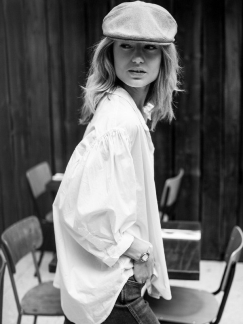 Sobrement romantique, la blouse blanche permet de sauver le jean de l'ennui !