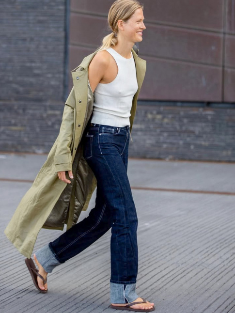 Trench + tongs : un duo dont on ne se lasse pas !