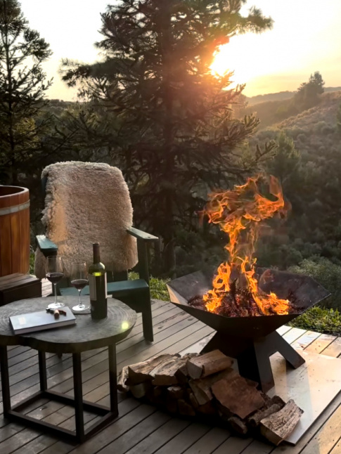 Vin rouge + coucher de soleil + feu de bois = le bon mix