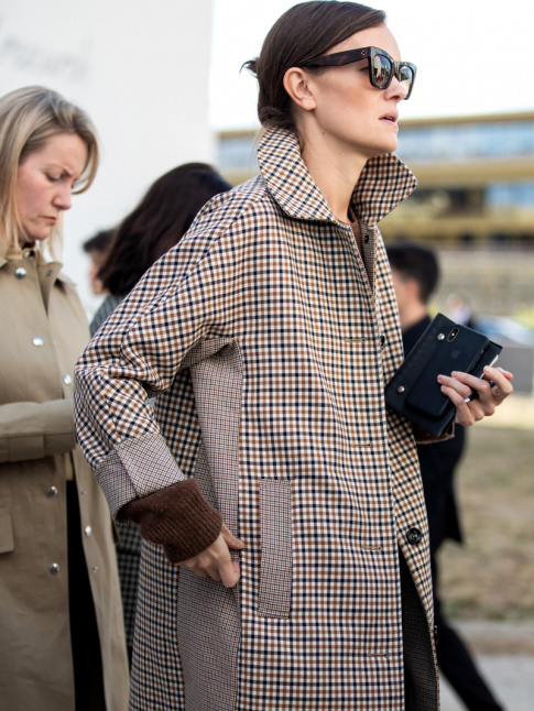 Lunettes oversize + imper british = le bon mix