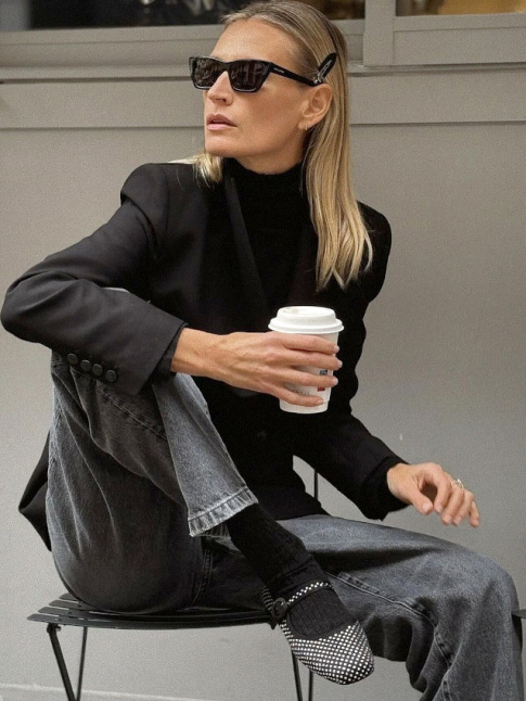 Rien de tel que du gris pour arer un total look noir !