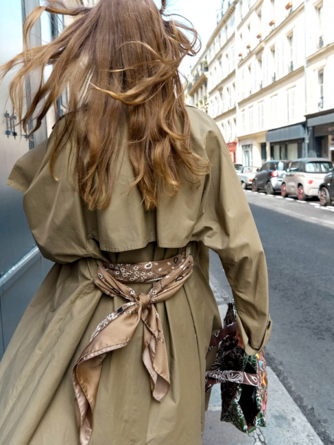 Trench + bandana = le bon mix