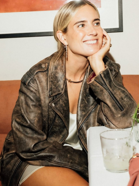 Oui au tlescopage entre robe lingerie et blouson en cuir aspect us !