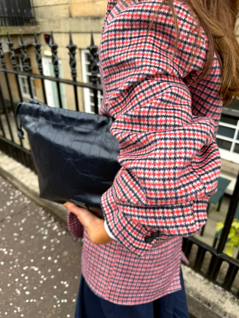 Carreaux + cuir textur = le bon mix
