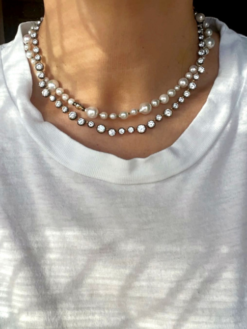 Tee-shirt blanc + colliers dlicats et lumineux = le bon mix