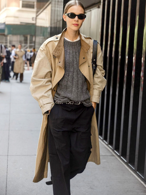 On ne se lasse pas du duo trench/pull un peu pais !