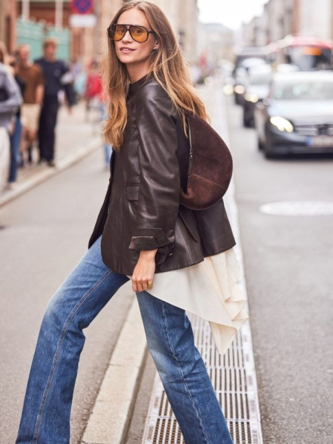 Mlant cuir marron, lunettes aviateur et mousseline blanc cass, ce look a tout bon !