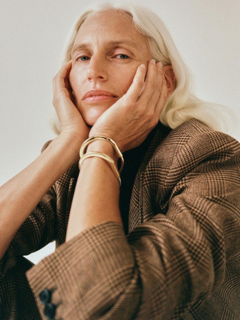 Bronzage, cheveux blancs, clat dor... what else ?