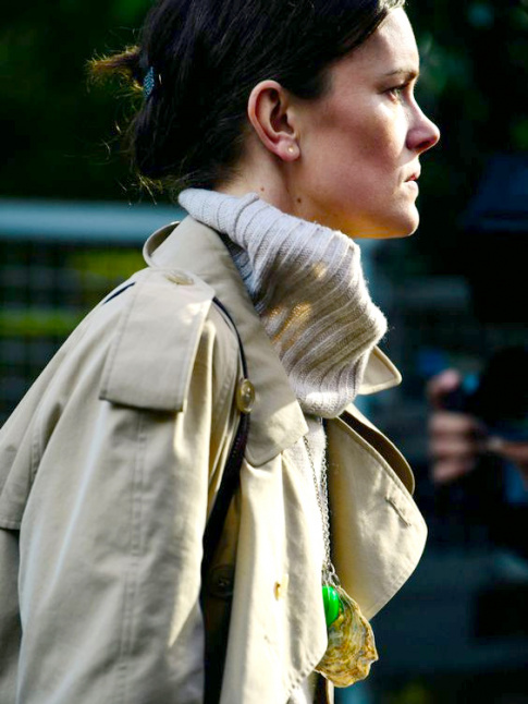 Trench + col roul port droul = le bon mix