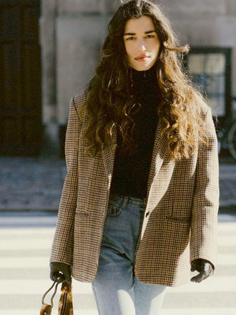 Envie d'un pull noir col roul  glisser sous un blazer en tweed un peu trop grand...