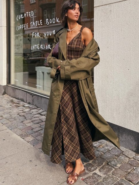 Longue robe  carreaux + trench kaki = le bon mix