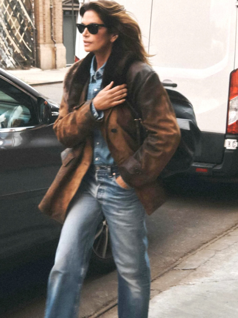 Difficile de faire plus efficace que le duo total look jean + veste en cuir marron !