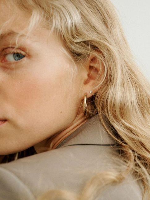 Blazer clair + boucles d'oreilles minimalistes = le bon mix