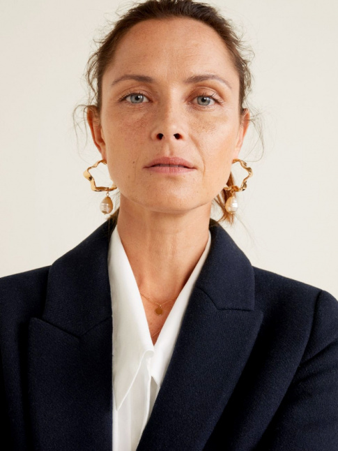 Boucles d'oreilles de caractre + tenue simple = le bon mix