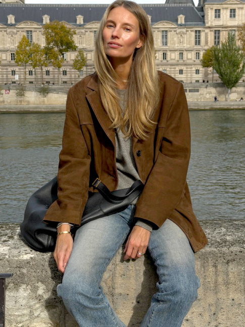 On ne se lasse pas du duo pull gris/veste en daim marron !