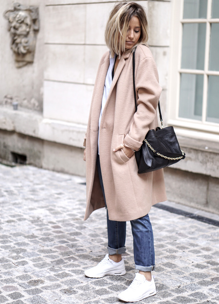 Manteau camel + baskets blanches