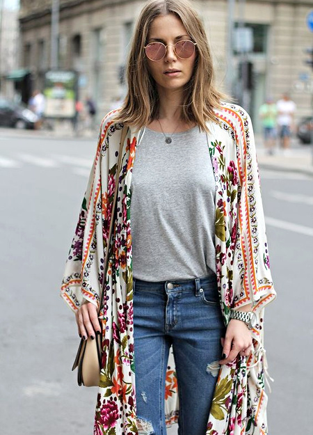 Kimono fleuri + lunettes de soleil + tee-shirt loose