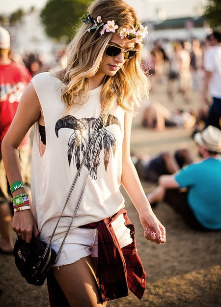 Couronne de fleurs + tee-shirt loose + mini short en jean