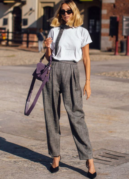 Tee-shirt blanc + pantalon carotte gris + escarpins noirs