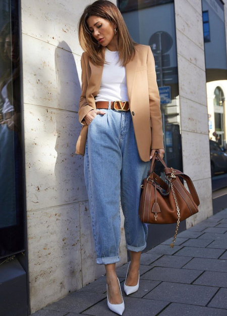 Blazer camel + pantalon carotte en jean + escarpins blancs