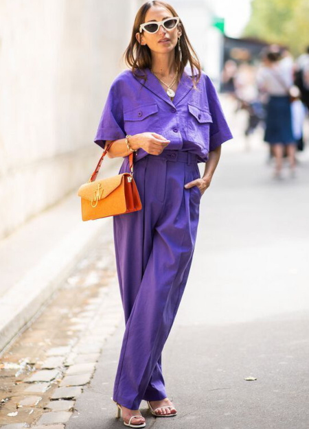 Chemise violette + pantalon carotte violet + escarpins blancs