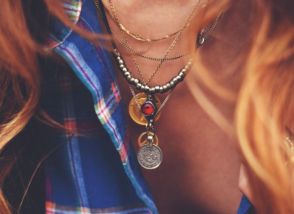 Rien de tel que quelques discrets colliers pour twister une chemise l�g�rement d�boutonn�e !